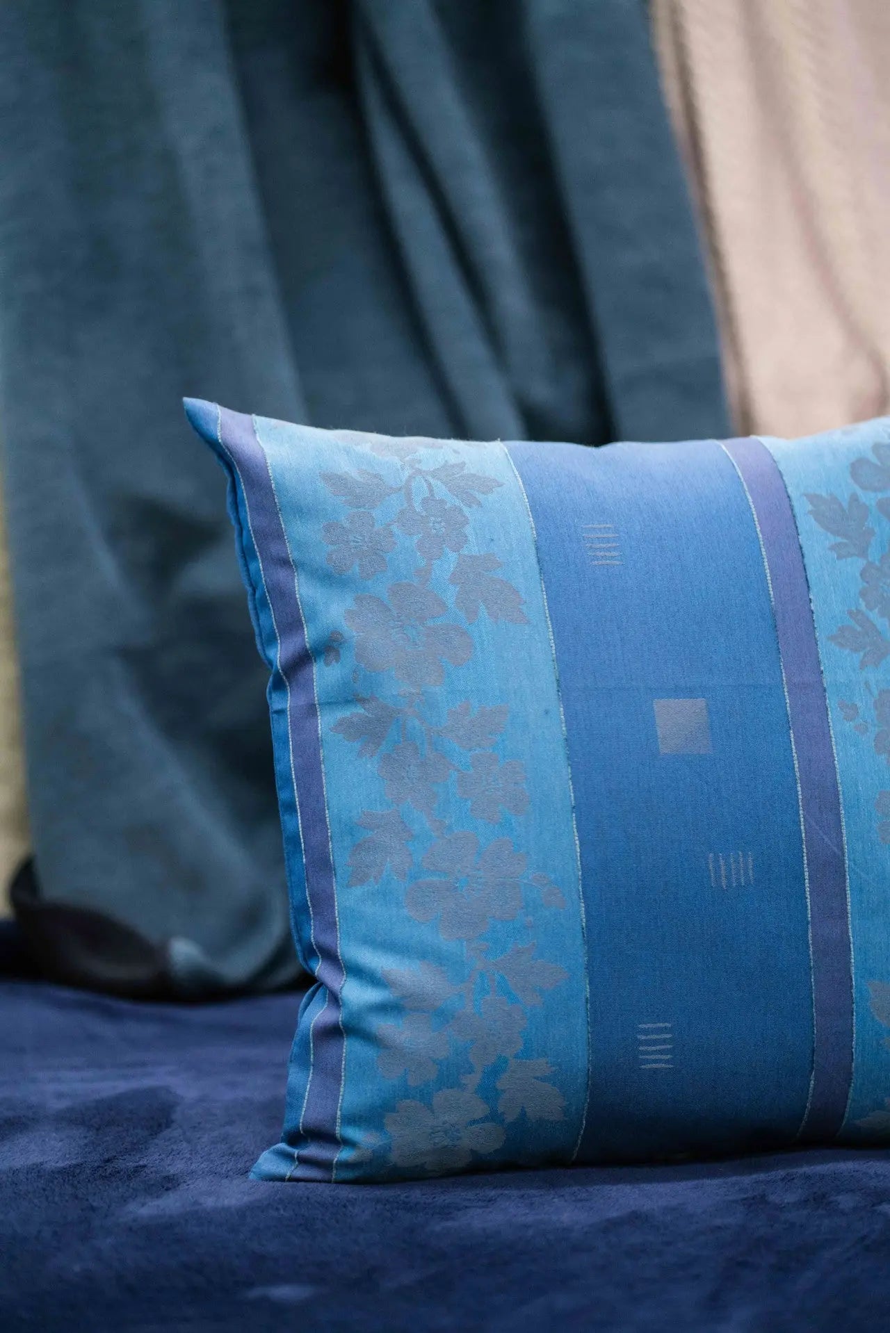 Csíkos virágos kék díszpárna huzat 50x50 / kék