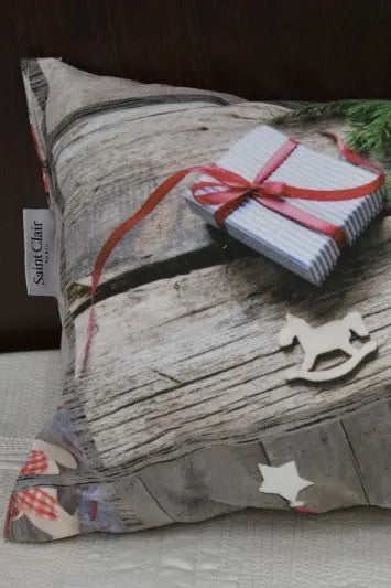 Karácsonyi ajándékok díszpárna 30x45 / piros-bordó