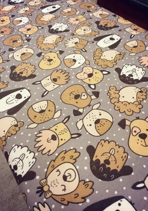 Kassel-656 vidám kutyusos impregnált terítő 140x140 / beige-barna