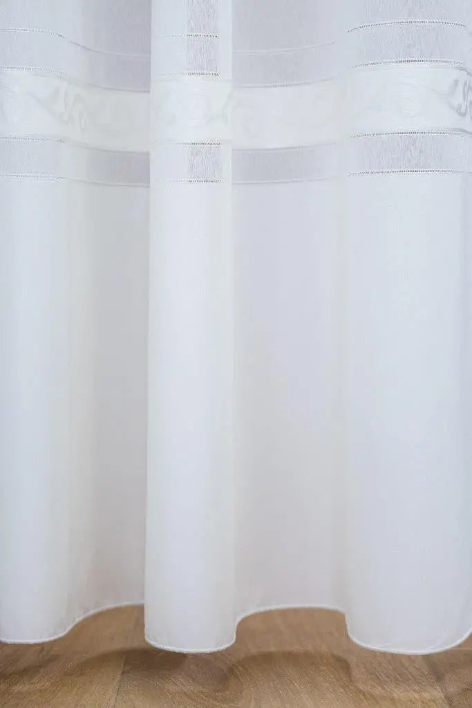 Klasszikus mintás ekrü sablé készfüggöny 140x250 / fehér