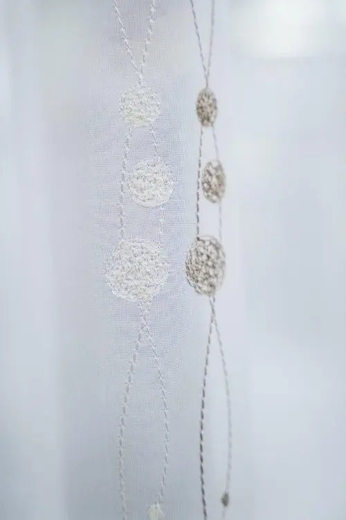 Modern barna hímzéssel ellátott voile készfüggöny 140x250 / fehér