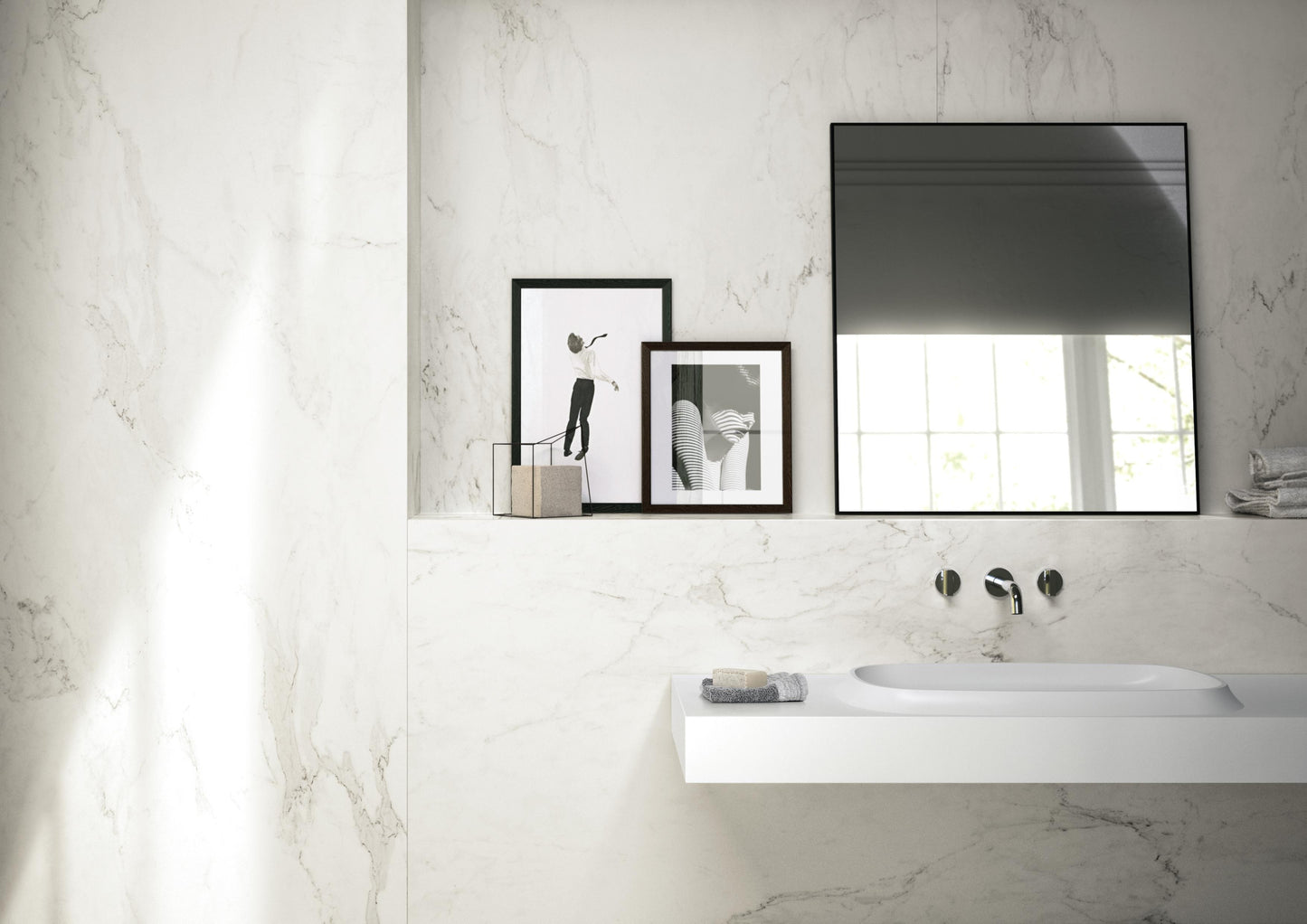 STONES CALACATTA SMOOTH- 120x280- Ez a márványhatású burkolat tiszta fehér alapjával és finom szürke erezetével világosságot, eleganciát és nyugalmat visz a térbe, miközben a modern letisztultságot és harmonikus struktúrát ötvözi.