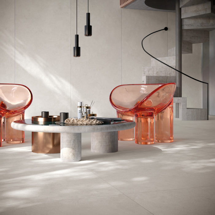 VICEVERSA COCO- 120x278- A beton- és cementhatású nagy csempe elegáns, finom textúrákkal, amelyek a kézműves anyagok jellegét idézik. Krémes árnyalata visszaveri a fényt, optikailag tágítja a teret, nyugodt, derűs légkört teremtve.