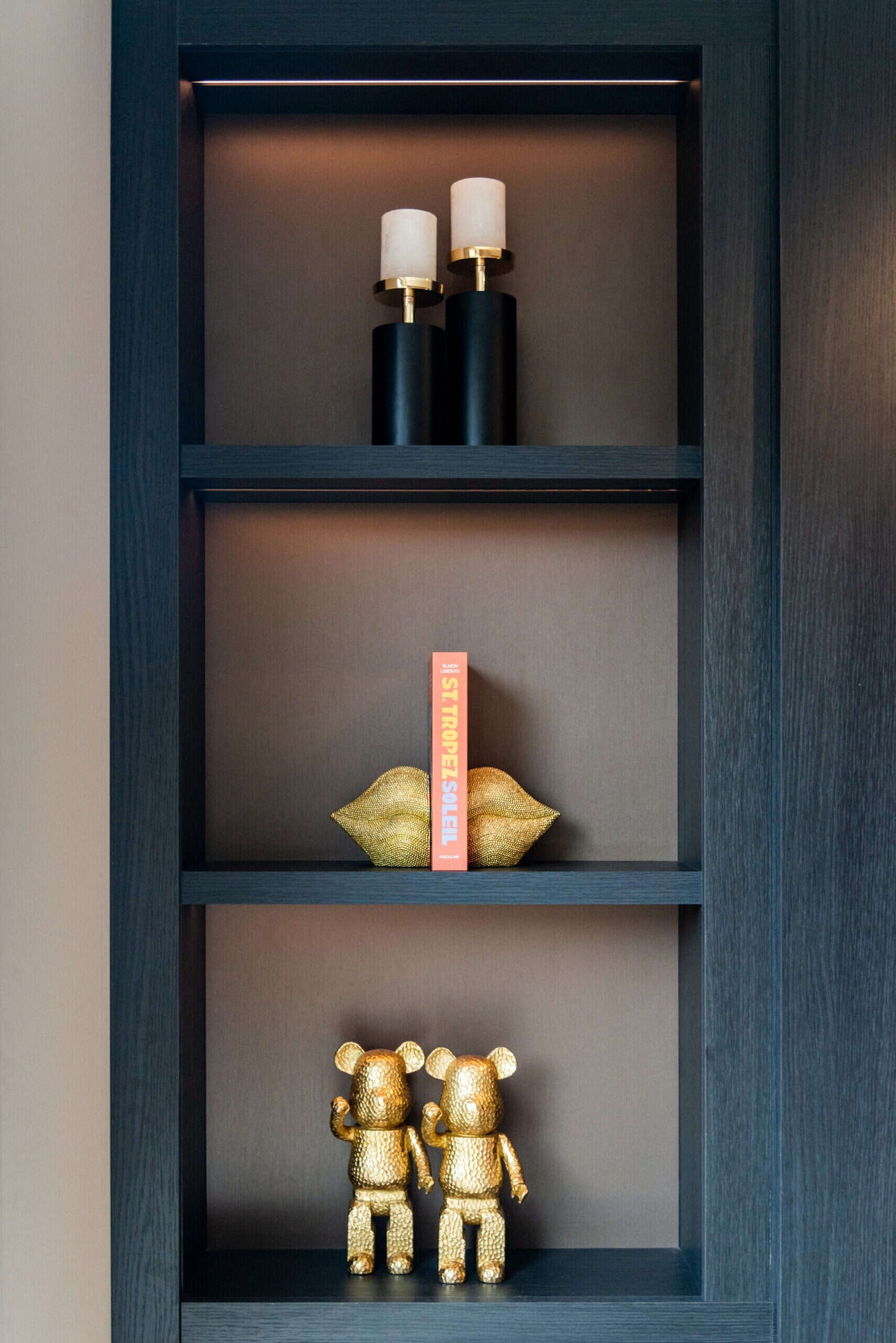 Csók arany színű könyvtámasz