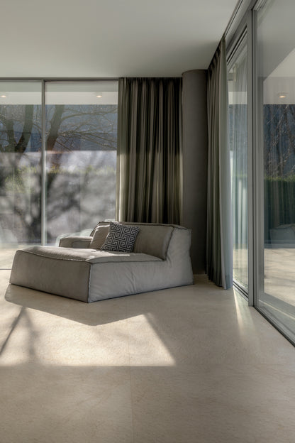BIOTECH CREMA STONE soft matte 120x240- visszafogott eleganciájával és természetes hangulatával tökéletes alapot ad egy kiegyensúlyozott, stílusos otthon megteremtéséhez.