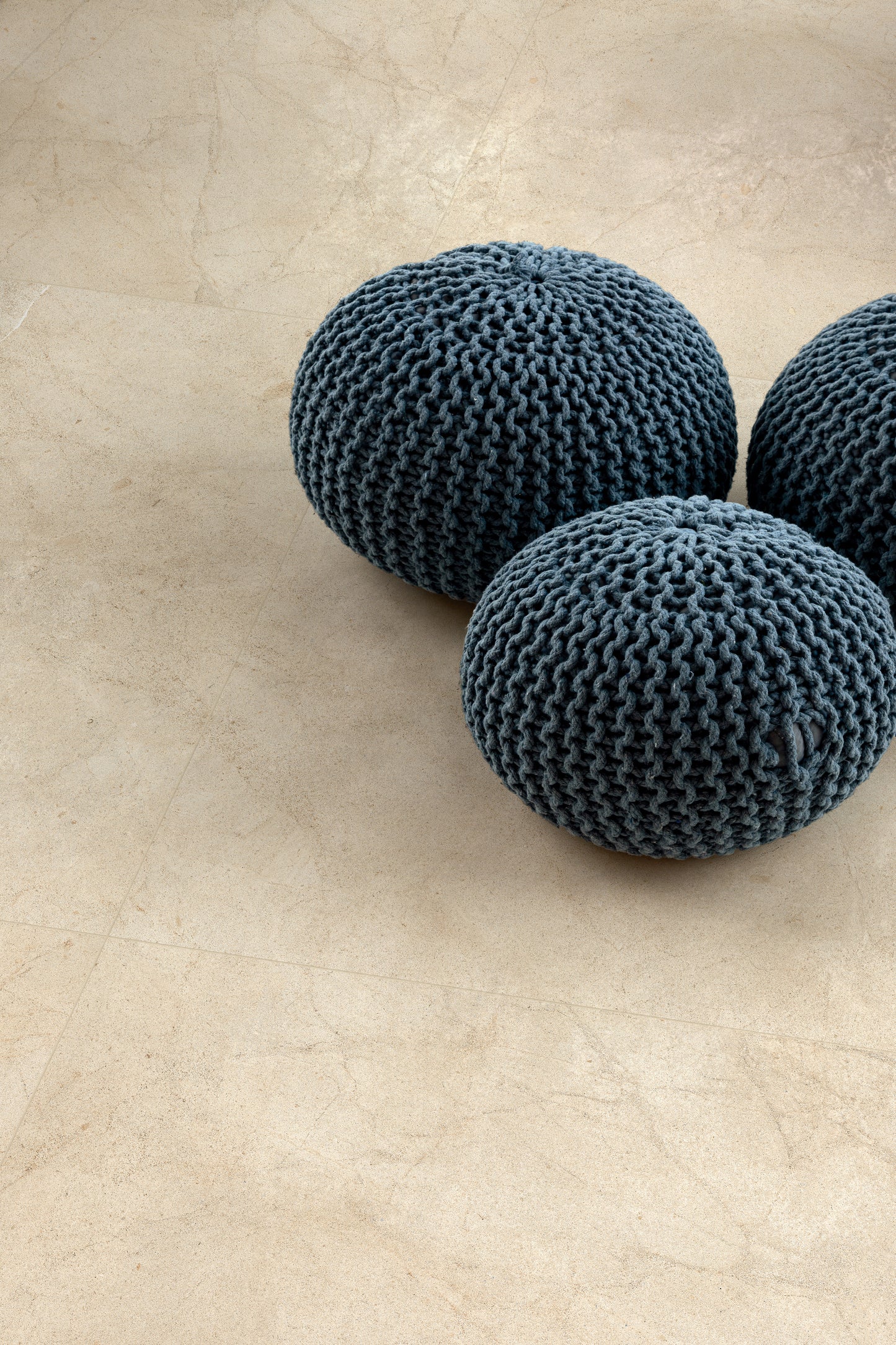 BIOTECH CREMA STONE R9 6MM 120*240 - sempe harmonikus színeivel és természetes megjelenésével nyugodt, elegáns alapot teremt otthona bármely helyiségében