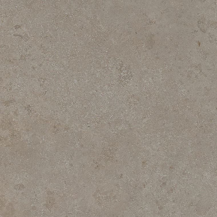 AUTHENTIC LUXE STONE JURA- 120x280- Ez a nagy csempe a Jura kő időtlen szépségét ötvözi kortárs, letisztult designnal. Meleg bézs–szürkés tónusai és finom kőzetes mintázata elegáns, nyugodt légkört teremtenek, közelebb hozva a természetet otthonába.