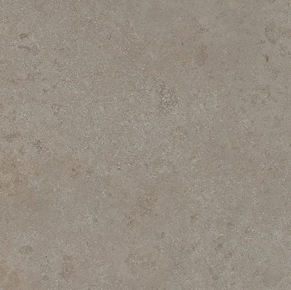 AUTHENTIC LUXE STONE JURA- 120x280- Ez a nagy csempe a Jura kő időtlen szépségét ötvözi kortárs, letisztult designnal. Meleg bézs–szürkés tónusai és finom kőzetes mintázata elegáns, nyugodt légkört teremtenek, közelebb hozva a természetet otthonába.