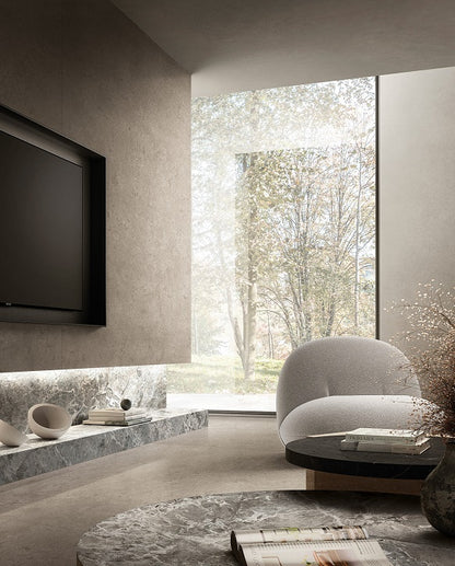 AUTHENTIC LUXE STONE JURA- 120x280- Ez a nagy csempe a Jura kő időtlen szépségét ötvözi kortárs, letisztult designnal. Meleg bézs–szürkés tónusai és finom kőzetes mintázata elegáns, nyugodt légkört teremtenek, közelebb hozva a természetet otthonába.