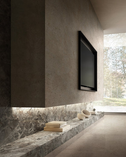 AUTHENTIC LUXE STONE JURA- 120x280- Ez a nagy csempe a Jura kő időtlen szépségét ötvözi kortárs, letisztult designnal. Meleg bézs–szürkés tónusai és finom kőzetes mintázata elegáns, nyugodt légkört teremtenek, közelebb hozva a természetet otthonába.