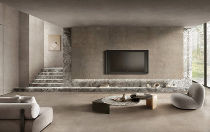 AUTHENTIC LUXE STONE JURA- 120x280- Ez a nagy csempe a Jura kő időtlen szépségét ötvözi kortárs, letisztult designnal. Meleg bézs–szürkés tónusai és finom kőzetes mintázata elegáns, nyugodt légkört teremtenek, közelebb hozva a természetet otthonába.