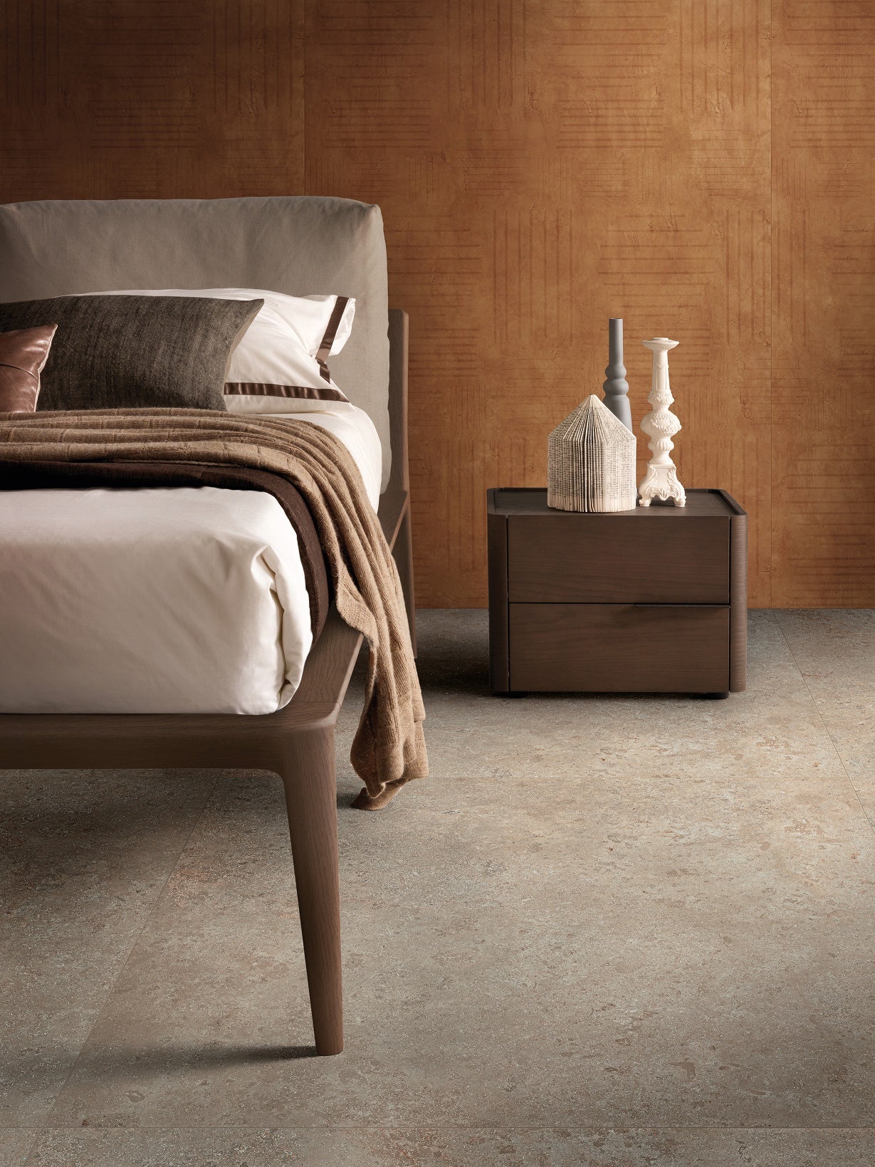 AUTHENTIC LUXE STONE JURA- 120x280- Ez a nagy csempe a Jura kő időtlen szépségét ötvözi kortárs, letisztult designnal. Meleg bézs–szürkés tónusai és finom kőzetes mintázata elegáns, nyugodt légkört teremtenek, közelebb hozva a természetet otthonába.