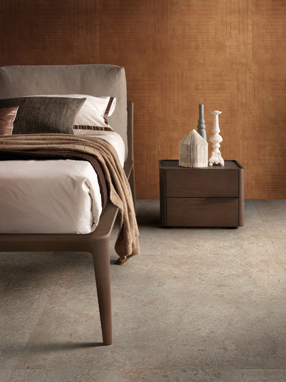 AUTHENTIC LUXE STONE JURA- 120x280- Ez a nagy csempe a Jura kő időtlen szépségét ötvözi kortárs, letisztult designnal. Meleg bézs–szürkés tónusai és finom kőzetes mintázata elegáns, nyugodt légkört teremtenek, közelebb hozva a természetet otthonába.