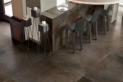 FLOWTECH AGED BRONZE 120x120- erőteljes karakterével és mély tónusaival egyedi, modern hangulatot teremt, amely azonnal különlegessé teszi a teret.