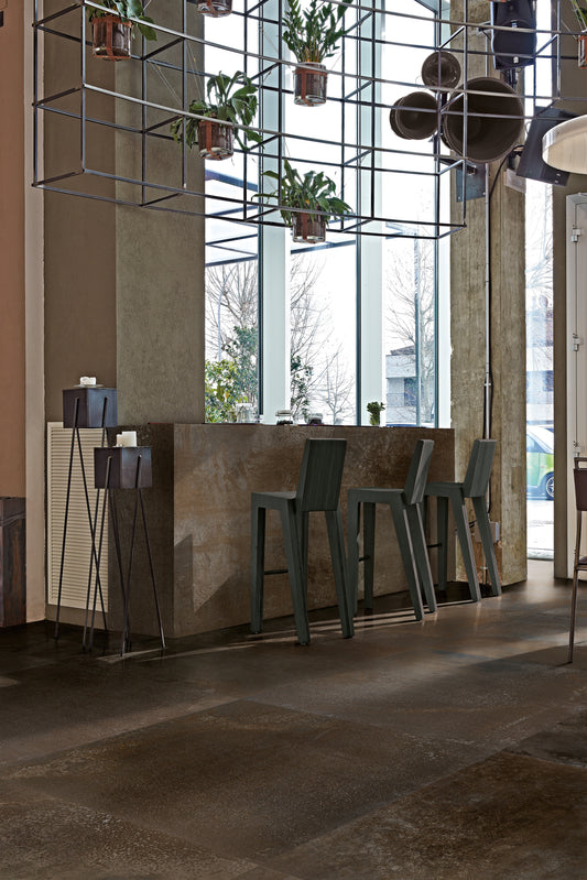 FLOWTECH AGED BRONZE 120x120- erőteljes karakterével és mély tónusaival egyedi, modern hangulatot teremt, amely azonnal különlegessé teszi a teret.