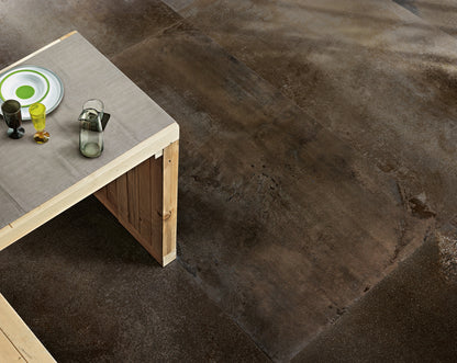 FLOWTECH AGED BRONZE 120x120- erőteljes karakterével és mély tónusaival egyedi, modern hangulatot teremt, amely azonnal különlegessé teszi a teret.