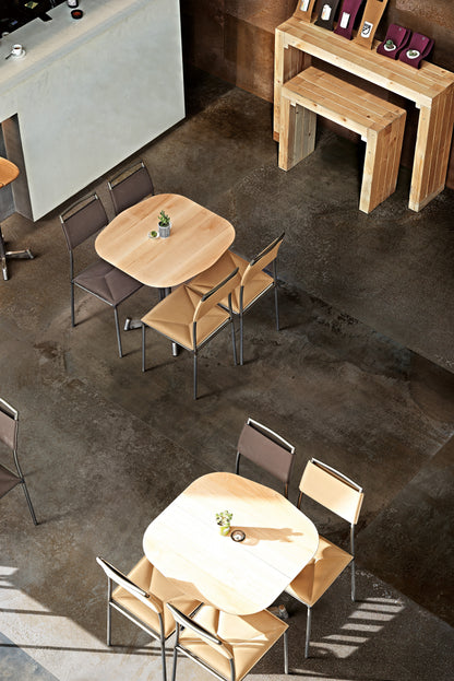 FLOWTECH AGED BRONZE 120x120- erőteljes karakterével és mély tónusaival egyedi, modern hangulatot teremt, amely azonnal különlegessé teszi a teret.