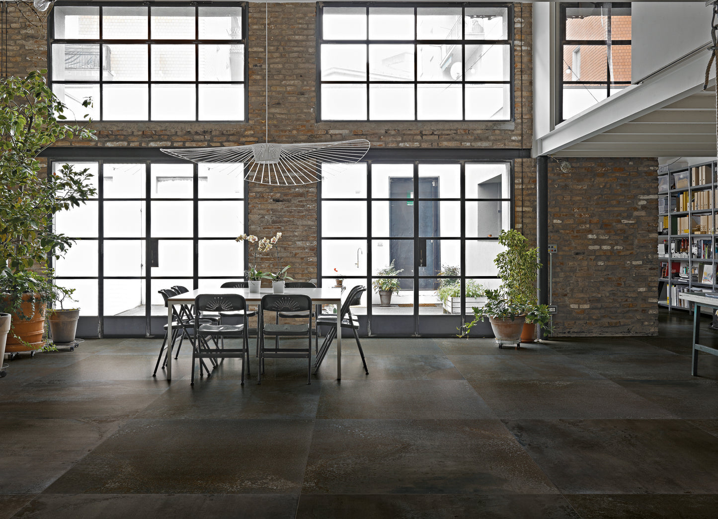 FLOWTECH BURNISHED 6mm 120x240- erőteljes karakterével és különleges textúrájával modern, exkluzív hangulatot teremt bármely enteriőrben.