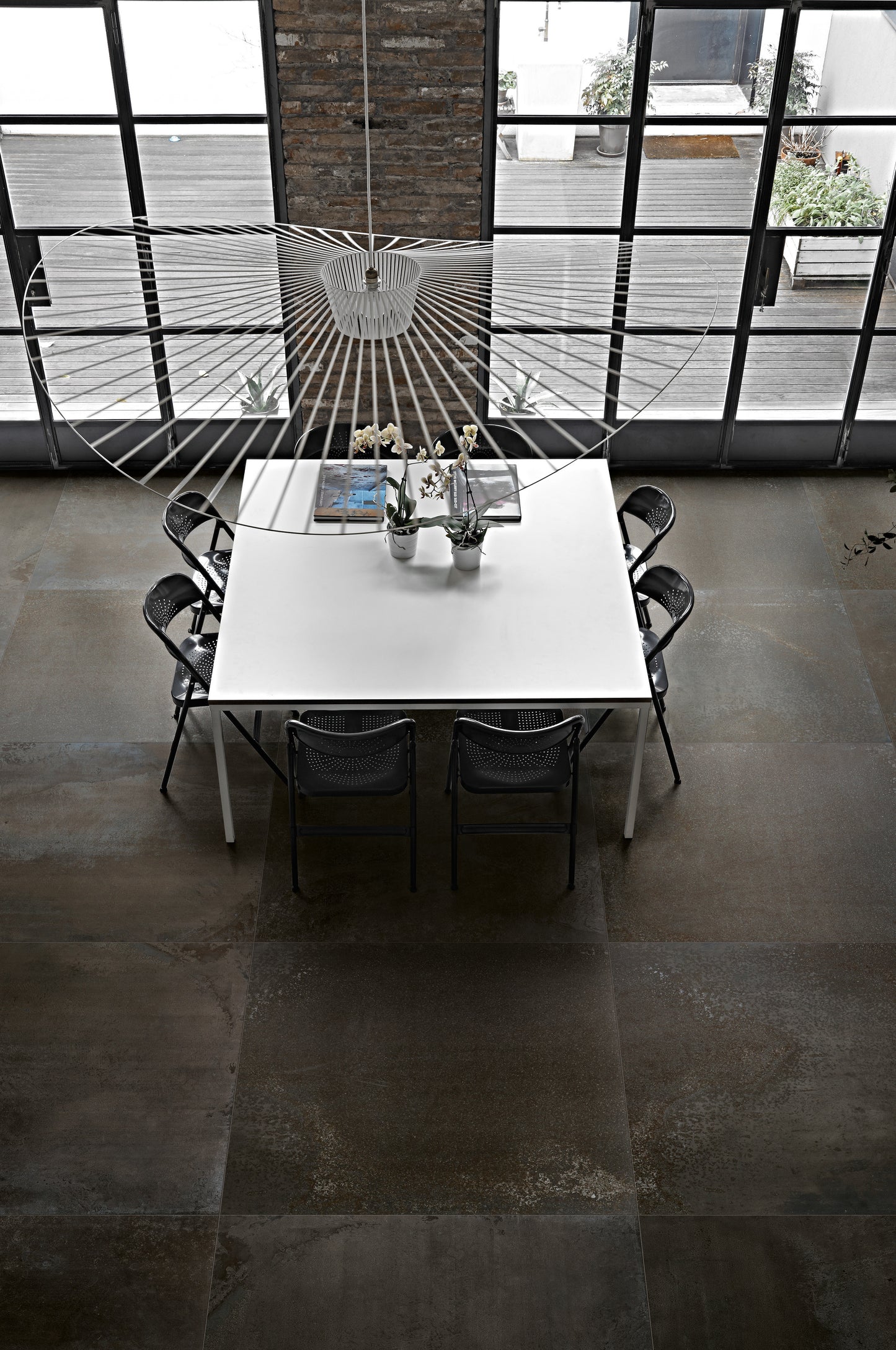 FLOWTECH BURNISHED 6mm 120x240- erőteljes karakterével és különleges textúrájával modern, exkluzív hangulatot teremt bármely enteriőrben.