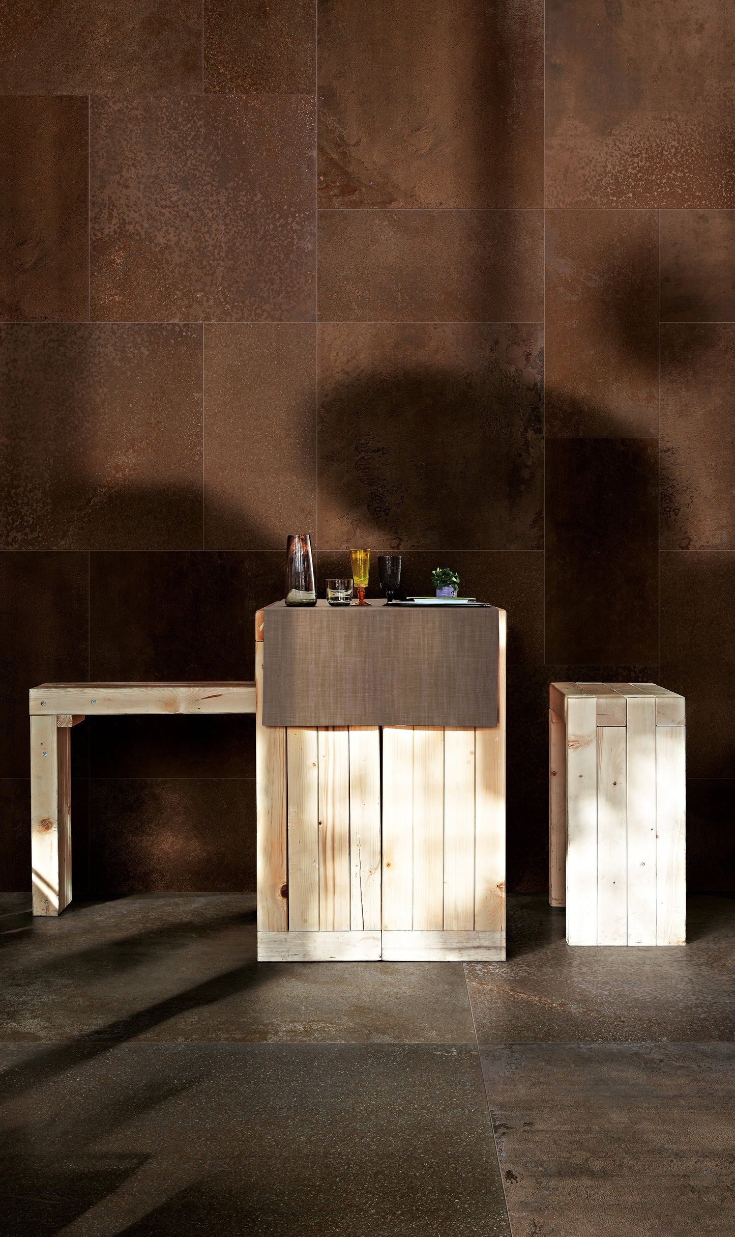 FLOWTECH RUSSET 6mm 120x240- erőteljes textúrájával és mély színeivel modern, exkluzív hangulatot teremt bármely enteriőrben.