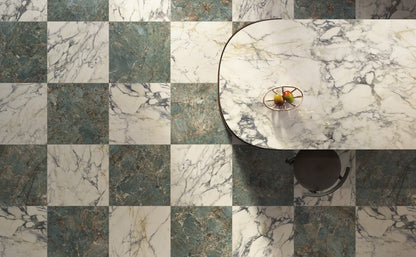 HPM10 PAONAZZO SHINE 120x260- Ez a nagy csempe a hétköznapok hangulatát idézi: tejfehér alapja nyugalmat és tisztaságot sugall, fekete és arany erezete pedig dinamikát, határozottságot és finom luxust kölcsönöz a térnek.