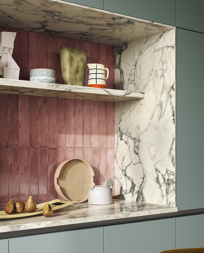 HPM10 PAONAZZO SHINE 120x260- Ez a nagy csempe a hétköznapok hangulatát idézi: tejfehér alapja nyugalmat és tisztaságot sugall, fekete és arany erezete pedig dinamikát, határozottságot és finom luxust kölcsönöz a térnek.