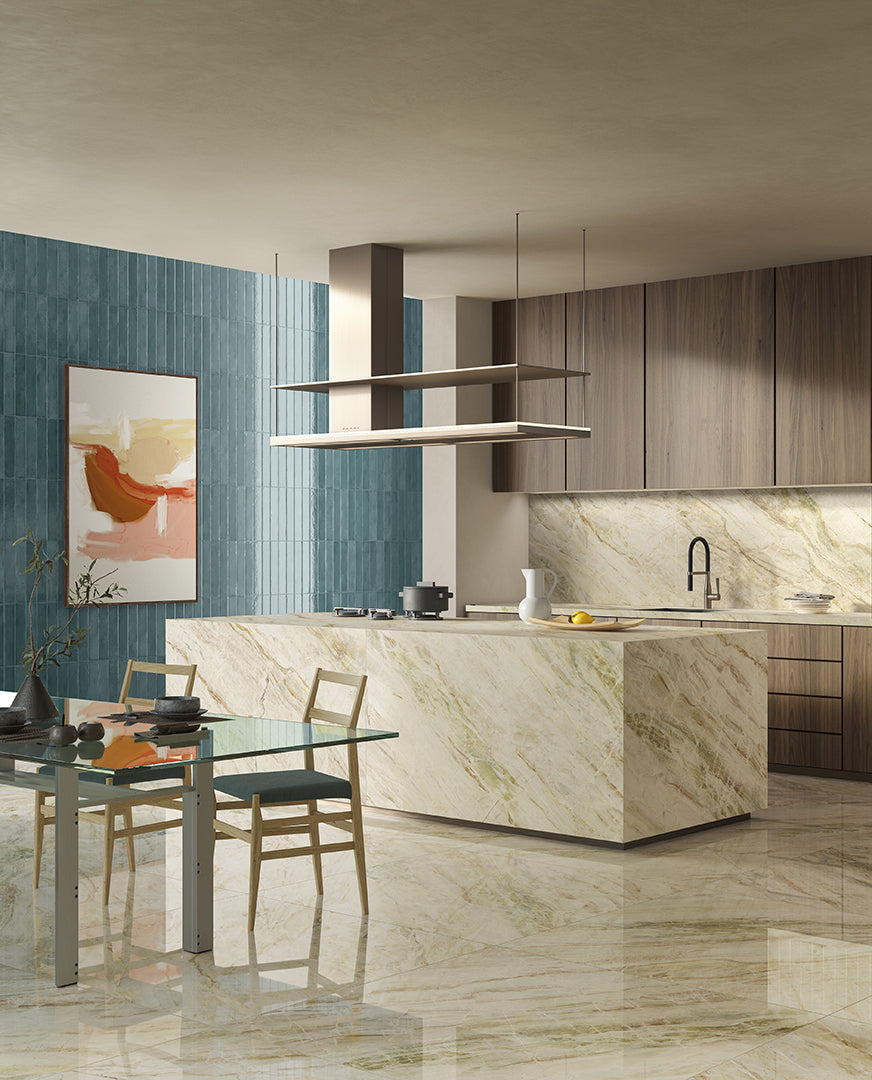 HPM1 PARADISE SHINE 120x260- Ez a nagy csempe a természetbe repít: krémesbarna alapja nyugodt, barátságos hangulatot teremt, míg a barna, arany és zöld erezet karaktert és luxusérzetet ad.