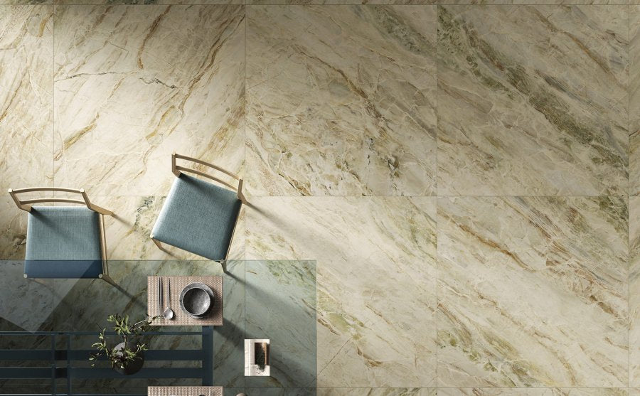 HPM1 PARADISE SHINE 120x260- Ez a nagy csempe a természetbe repít: krémesbarna alapja nyugodt, barátságos hangulatot teremt, míg a barna, arany és zöld erezet karaktert és luxusérzetet ad.