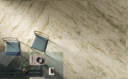 HPM1 PARADISE SHINE 120x260- Ez a nagy csempe a természetbe repít: krémesbarna alapja nyugodt, barátságos hangulatot teremt, míg a barna, arany és zöld erezet karaktert és luxusérzetet ad.