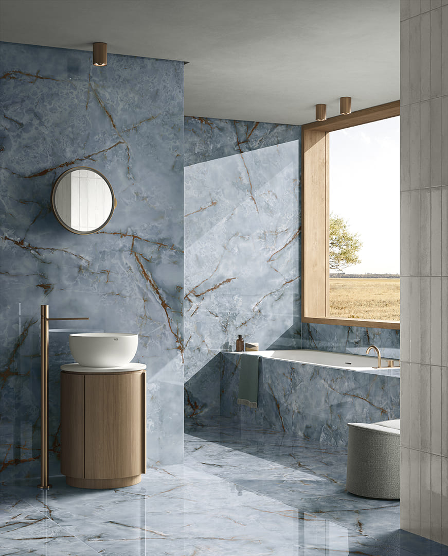 HPM2 ONICE AZZURO SHINE- 120x260- A mély azúr kék  nyugalmat áraszt, a fehér a tisztaságot és az új kezdetet jelképezi; a nagy magasfényű csempe felülete változó megjelenést ad.