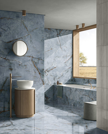 HPM2 ONICE AZZURO SHINE- 120x260- A mély azúr kék  nyugalmat áraszt, a fehér a tisztaságot és az új kezdetet jelképezi; a nagy magasfényű csempe felülete változó megjelenést ad.