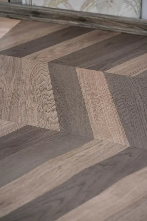 Iconik 300 Chevron Style Coffee tekercses vinyl padló 200 cm-es / beige-barna
