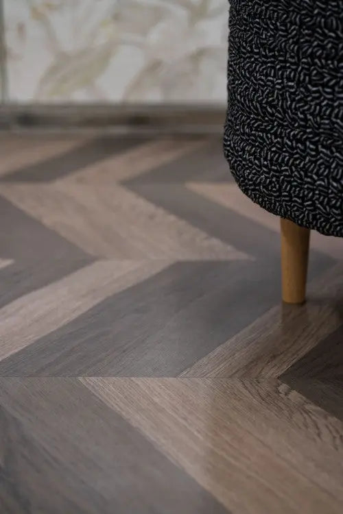 Iconik 300 Chevron Style Coffee tekercses vinyl padló 200 cm-es / beige-barna