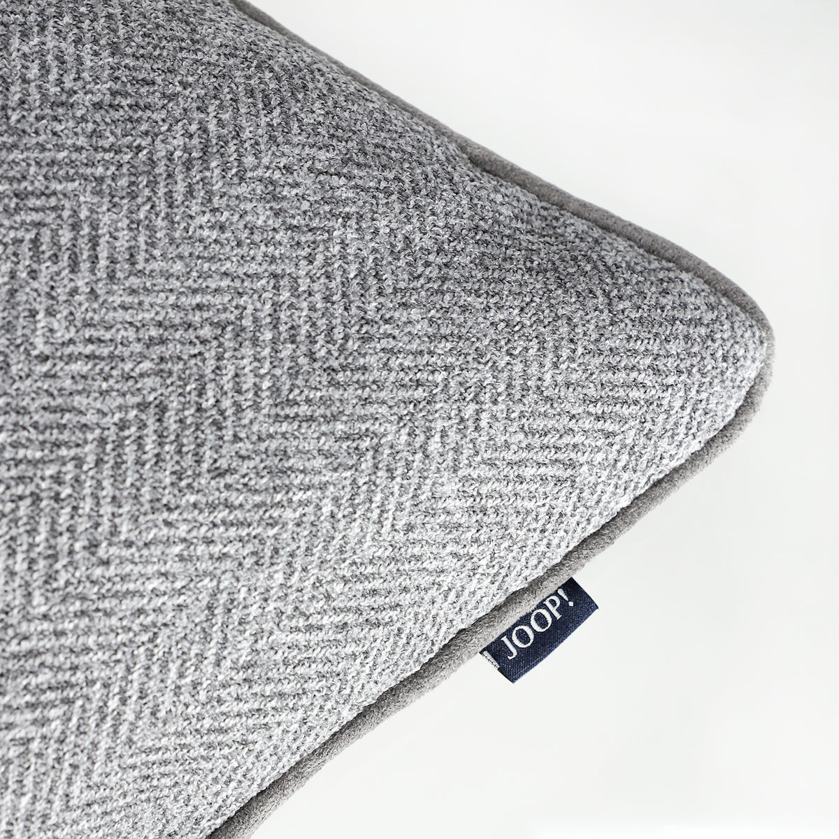 JOOP! Herringbone szürke díszpárnahuzat 40 × 40 cm – elegáns, hímzett búzavirágmintás párnahuzat Joop! Szőnyegszalon