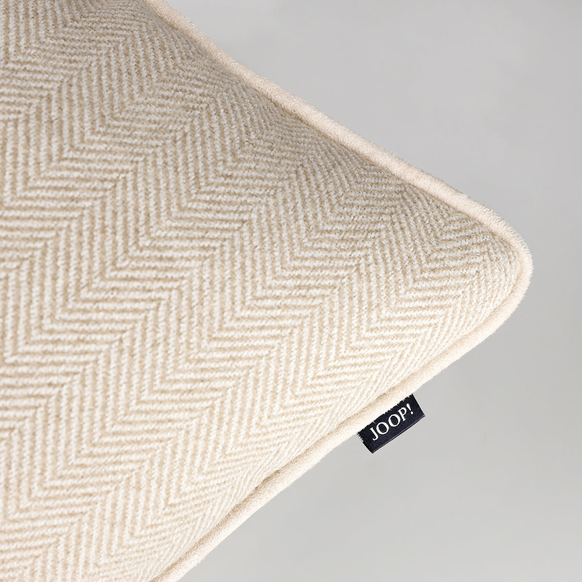 JOOP! Herringbone bézs díszpárnahuzat 40 × 40 cm – elegáns halszálkamintás párnahuzat Joop! Szőnyegszalon