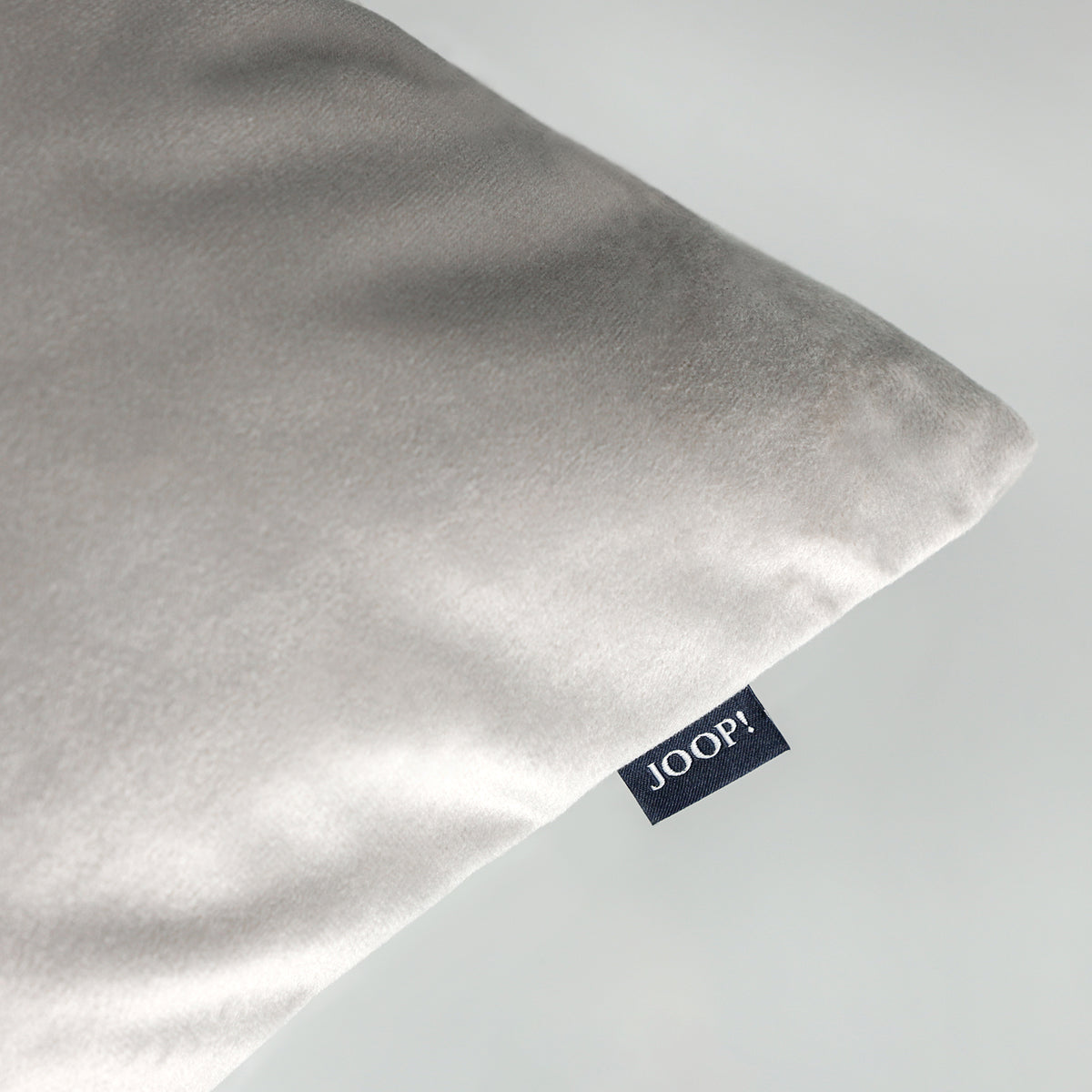 JOOP! Soft Cornflower ezüstszürke díszpárnahuzat Bársonyos luxus, időtlen elegancia Joop! Szőnyegszalon