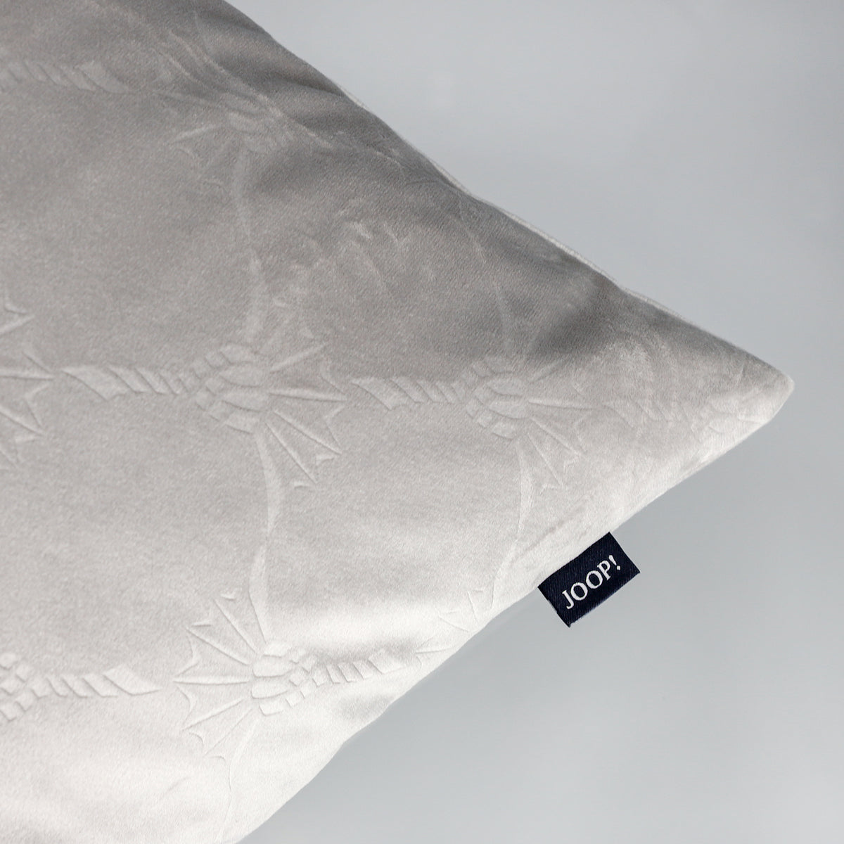 JOOP! Soft Cornflower ezüstszürke díszpárnahuzat Bársonyos luxus, időtlen elegancia Joop! Szőnyegszalon