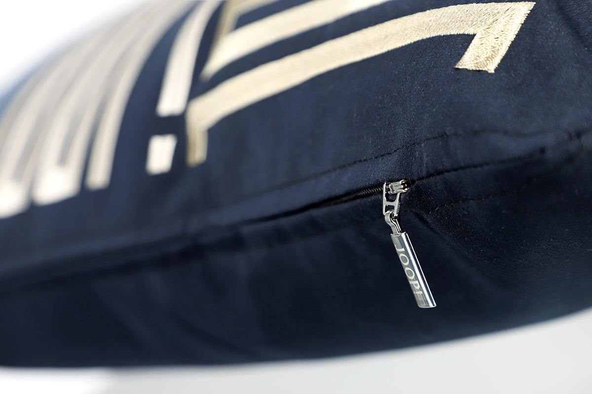 JOOP! Bars Navy díszpárnahuzat, időtlen elegancia mélykékben Szőnyegszalon Szőnyegszalon