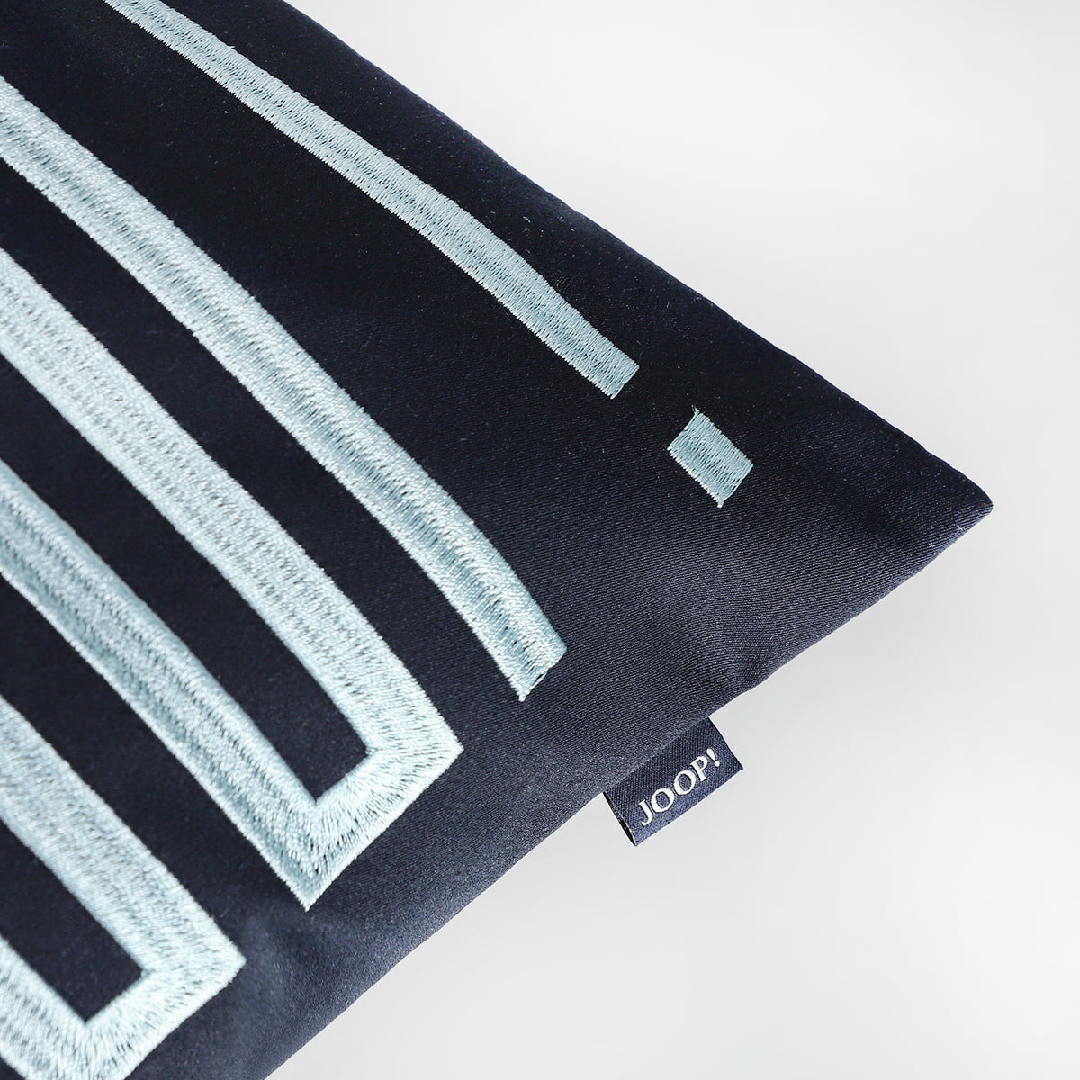 JOOP! Bars Navy díszpárnahuzat, időtlen elegancia mélykékben Szőnyegszalon Szőnyegszalon