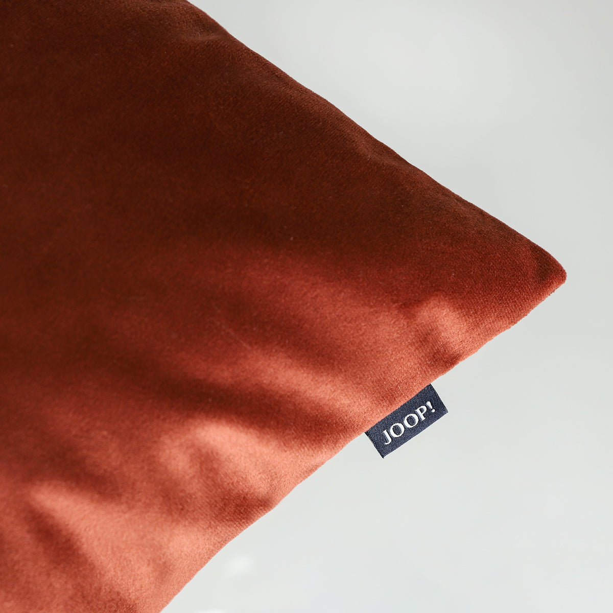JOOP! Cozy terrakotta rozsdavörös bársonyhatású díszpárnahuzat 40x40 cm, színazonos hímzett búzavirágmotívummal és prémium JOOP! részletekkel
