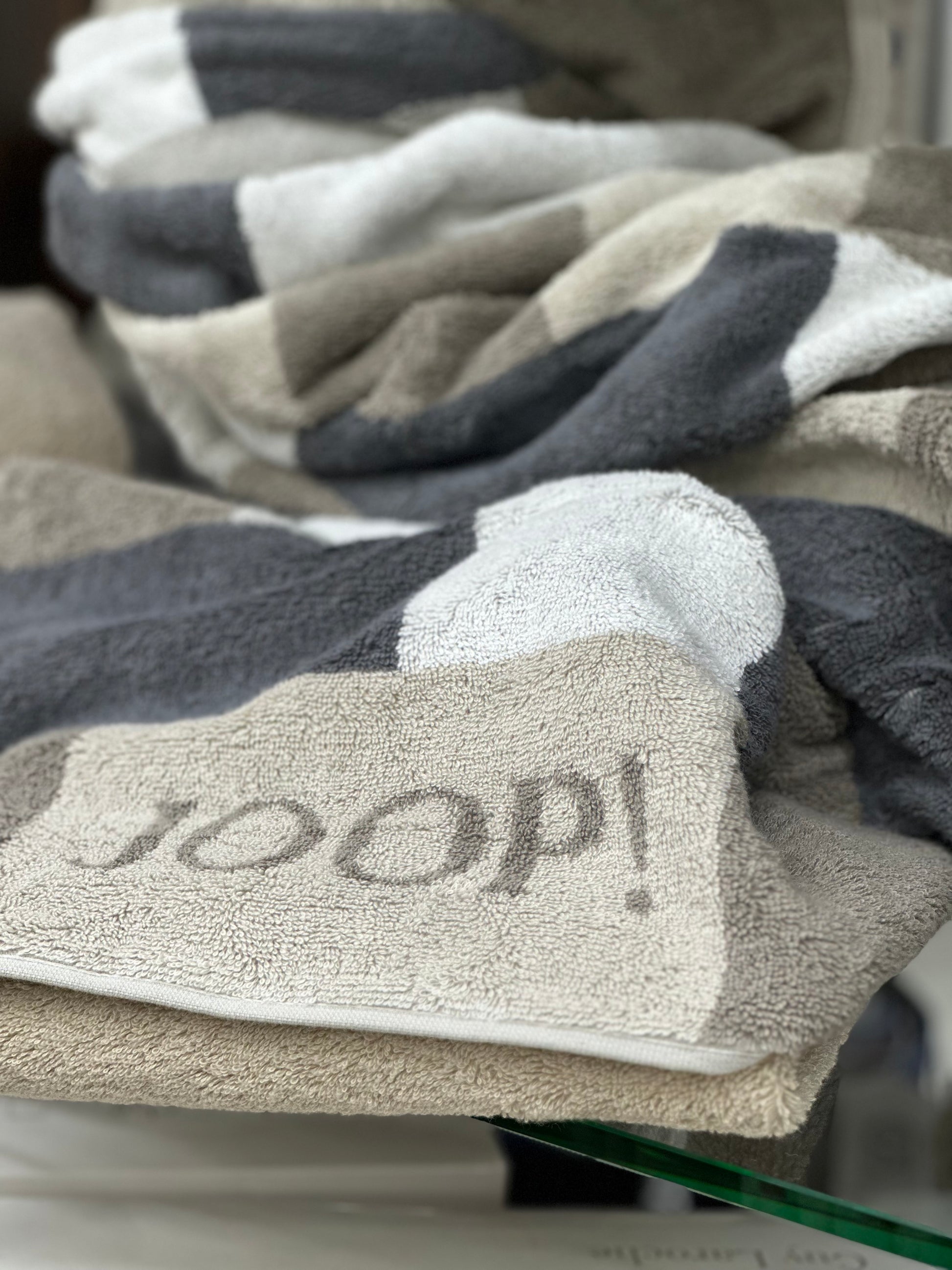 Joop torolkozo szurke beige