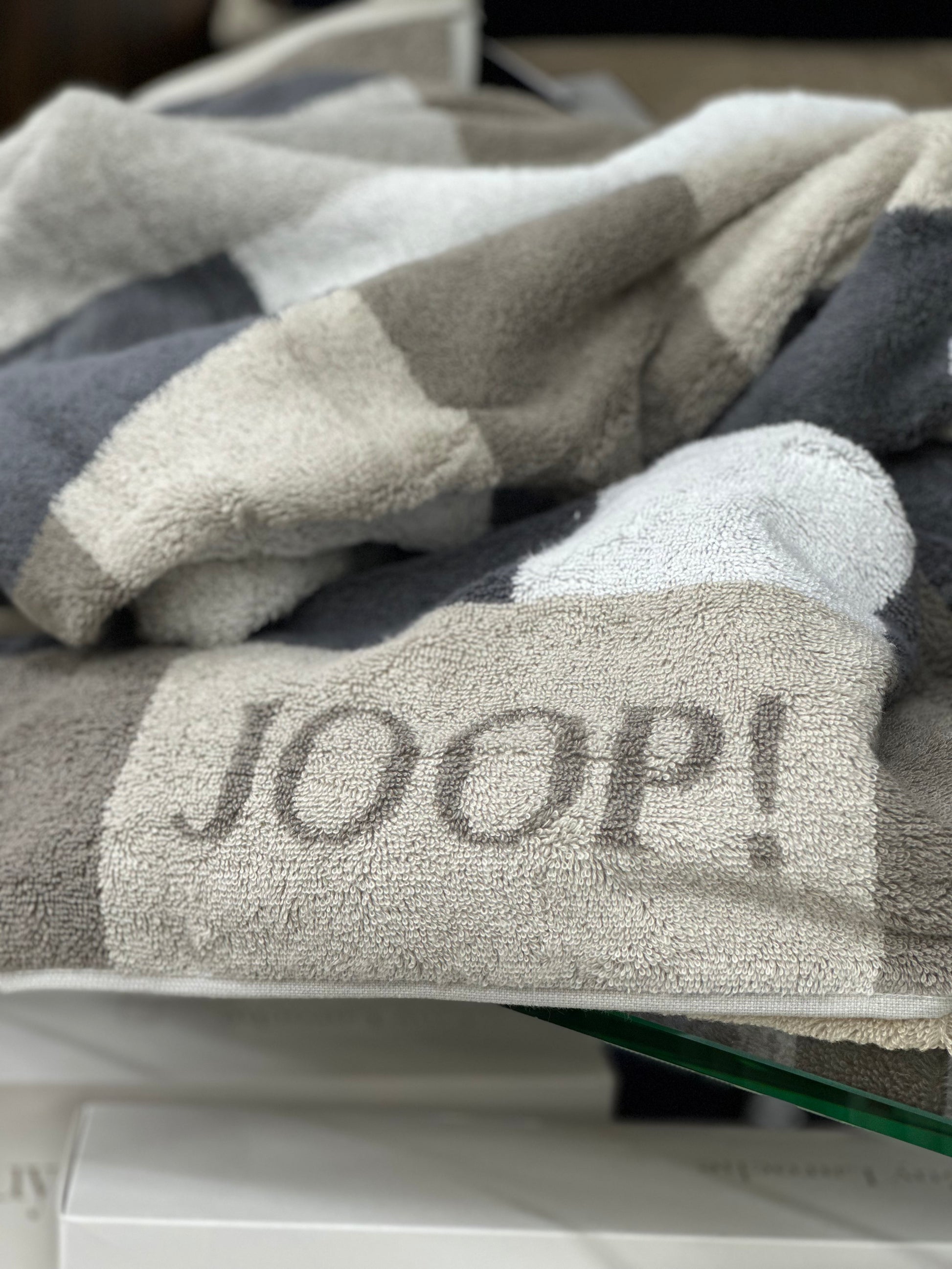 Joop torolkozo szurke beige