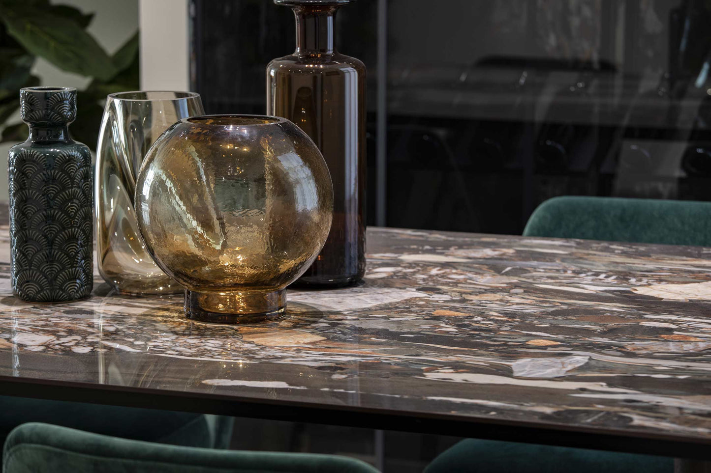LES BIJOUX QUATRE SAISONS GLOSSY -6MM 120x240- Képzelje el a smaragdzöld kövek ragyogását egy kristálytiszta patakban: otthonában ez a szín harmóniát, egyensúlyt és megújulást hoz, miközben a smaragd gazdagságot és luxust sugároz.