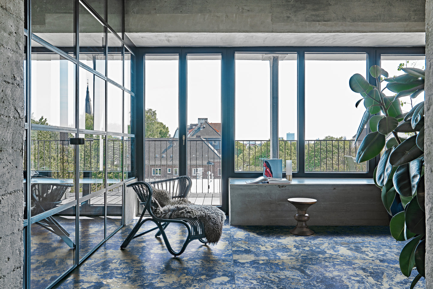 LES BIJOUX  SODALITE BLEU GLOSSY 6MM 120X280- Ez a mély kék, márványhatású csempe karakteres eleganciát és nyugalmat sugároz, miközben egyedi mintázatával látványos és exkluzív hangulatot teremt otthonában.