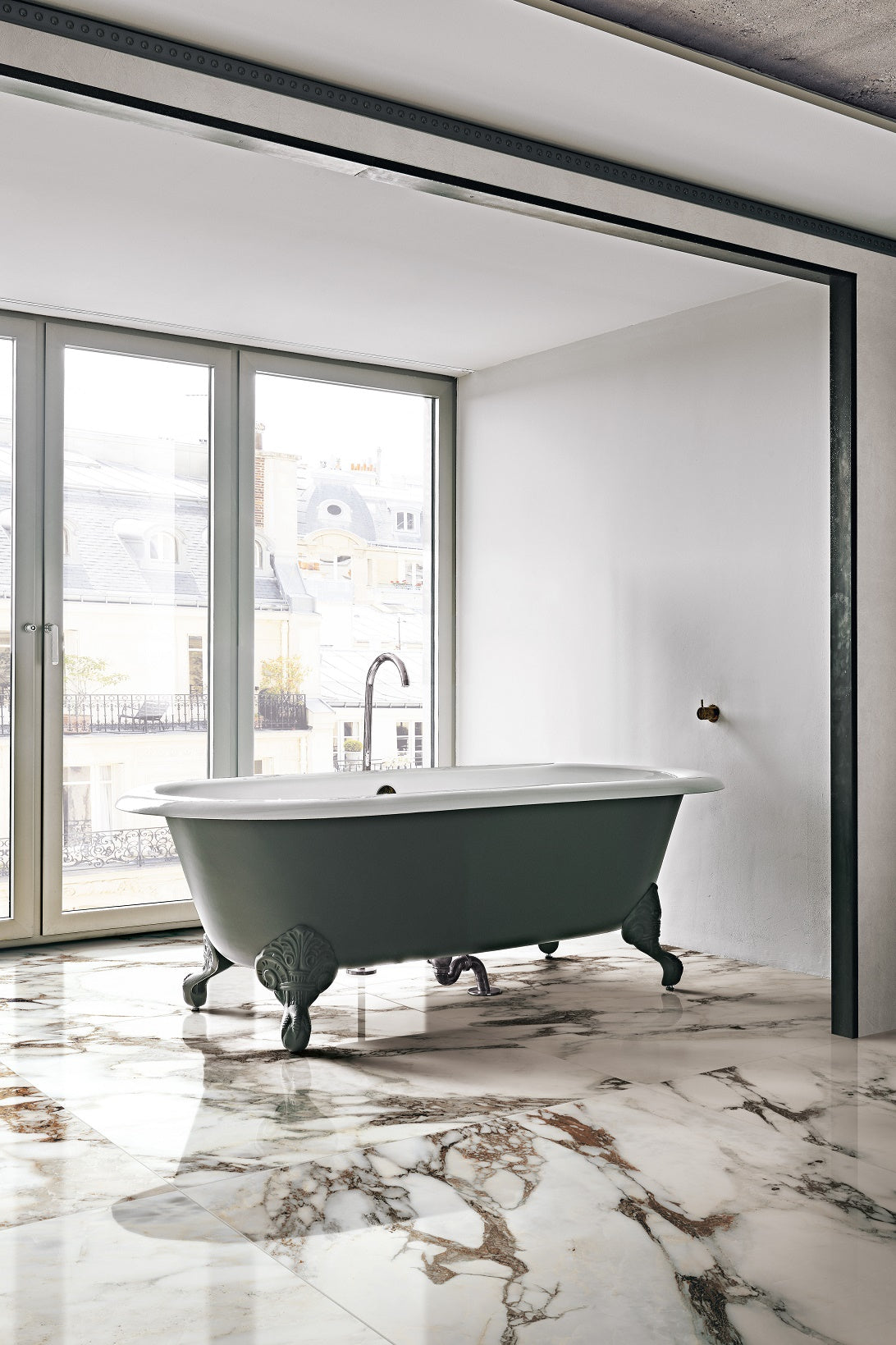 LES BIJOUX BRÉCHE CAPRAIA GLOSSY- 120X280; 6MM  A magasfényű felület fényt, ragyogást és modern eleganciát ad a térnek, miközben optikailag tágítja és dinamikussá teszi azt.