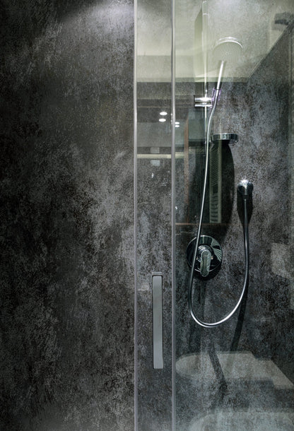 LAMINAM OXIDE NERO 100x300; Az Oxide Nero mély fekete és antracitszürke árnyalataival kifinomultságot, időtlenséget és modern hangulatot ad a térnek, beltéri és kültéri használatra egyaránt alkalmas.