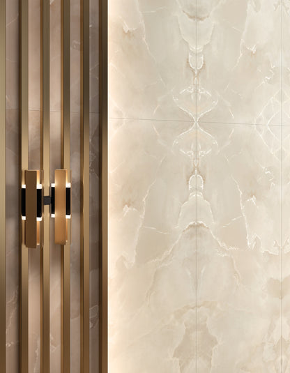ONYCE COCONUT 120x278 világos, krémes árnyalatú, onyx hatású csempe, amely elegáns, harmonikus megjelenést ad a térnek, miközben optikailag világosabbá és tágasabbá teszi a helyiséget.