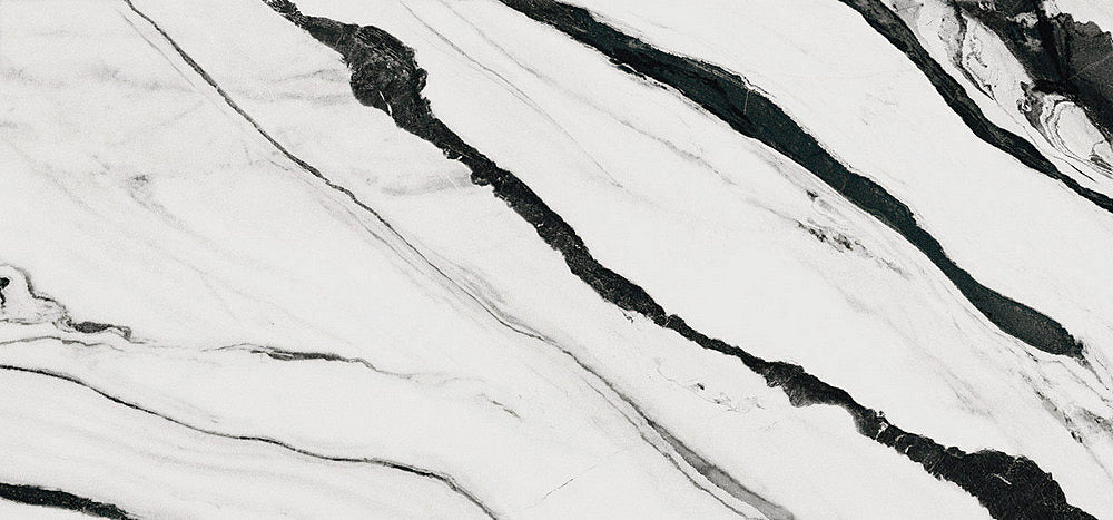 THE ROOM-Panda White 120x260- Ez a nagy csempe a panda mintáját idézi: fehér alapon fekete csíkokkal. A fehér lágyságot, a fekete erőt sugall, klasszikus, időtálló választás, amely mindig divatos marad.
