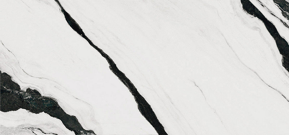 THE ROOM-Panda White 120x260- Ez a nagy csempe a panda mintáját idézi: fehér alapon fekete csíkokkal. A fehér lágyságot, a fekete erőt sugall, klasszikus, időtálló választás, amely mindig divatos marad.