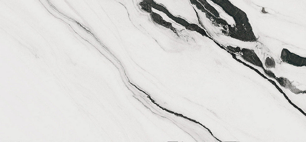 THE ROOM-Panda White 120x260- Ez a nagy csempe a panda mintáját idézi: fehér alapon fekete csíkokkal. A fehér lágyságot, a fekete erőt sugall, klasszikus, időtálló választás, amely mindig divatos marad.